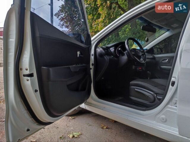 Белый Киа Рио, объемом двигателя 1.59 л и пробегом 172 тыс. км за 9000 $, фото 17 на Automoto.ua
