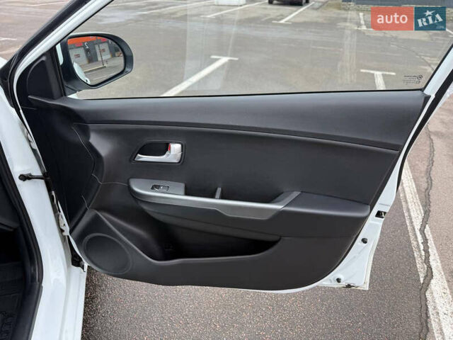Белый Киа Рио, объемом двигателя 1.4 л и пробегом 23 тыс. км за 9900 $, фото 31 на Automoto.ua