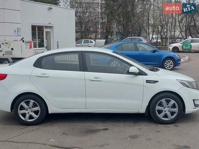 Белый Киа Рио, объемом двигателя 1.4 л и пробегом 340 тыс. км за 6500 $, фото 1 на Automoto.ua