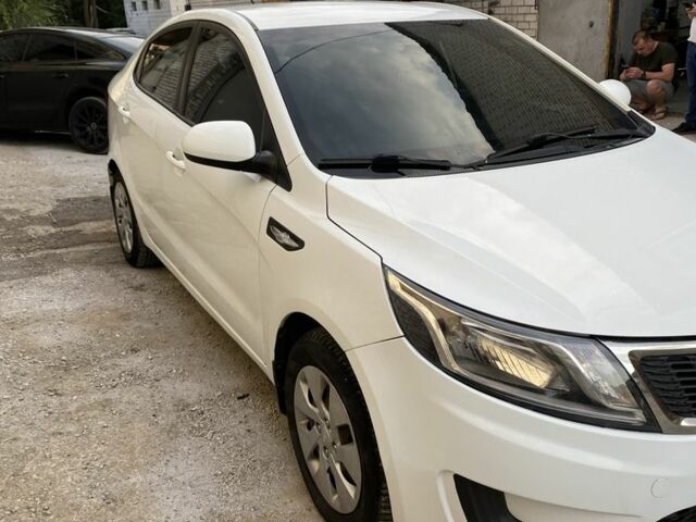 Белый Киа Рио, объемом двигателя 1.4 л и пробегом 209 тыс. км за 5700 $, фото 2 на Automoto.ua