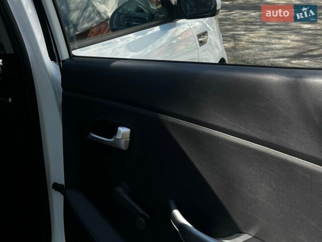 Белый Киа Рио, объемом двигателя 1.4 л и пробегом 176 тыс. км за 7900 $, фото 6 на Automoto.ua