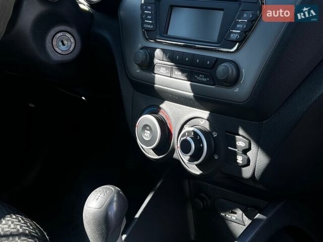 Белый Киа Рио, объемом двигателя 1.4 л и пробегом 176 тыс. км за 7500 $, фото 3 на Automoto.ua