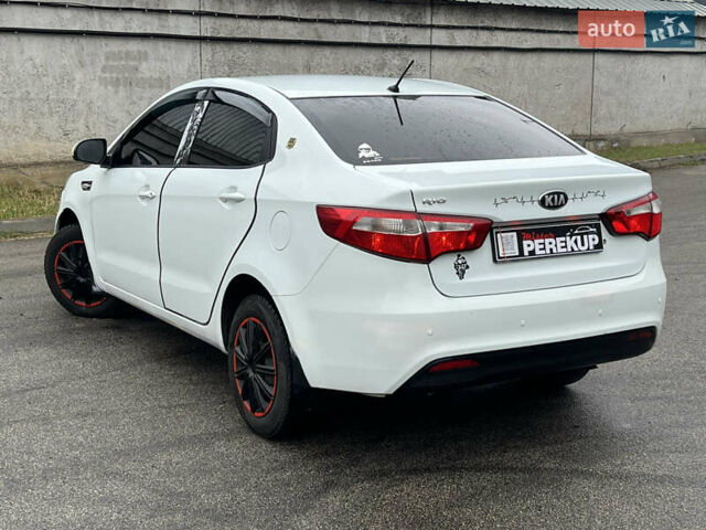 Белый Киа Рио, объемом двигателя 1.4 л и пробегом 246 тыс. км за 6550 $, фото 3 на Automoto.ua