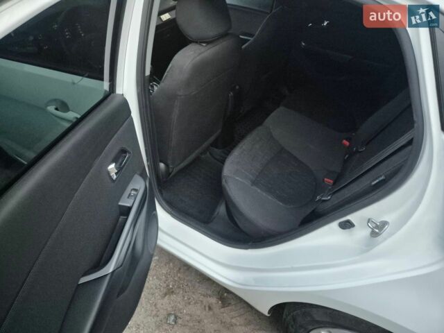 Белый Киа Рио, объемом двигателя 1.6 л и пробегом 156 тыс. км за 8700 $, фото 11 на Automoto.ua