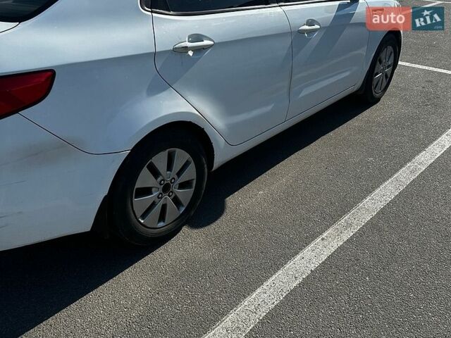 Белый Киа Рио, объемом двигателя 1.4 л и пробегом 214 тыс. км за 6000 $, фото 3 на Automoto.ua