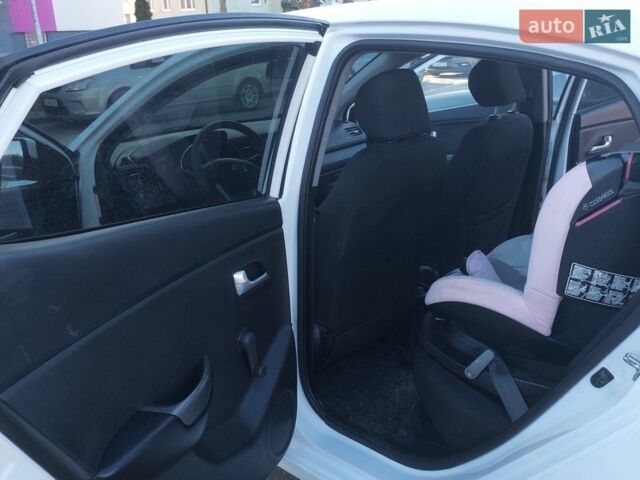 Білий Кіа Ріо, об'ємом двигуна 1.4 л та пробігом 139 тис. км за 7000 $, фото 2 на Automoto.ua