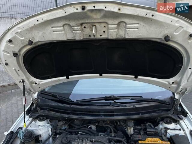 Білий Кіа Ріо, об'ємом двигуна 1.59 л та пробігом 203 тис. км за 7500 $, фото 3 на Automoto.ua