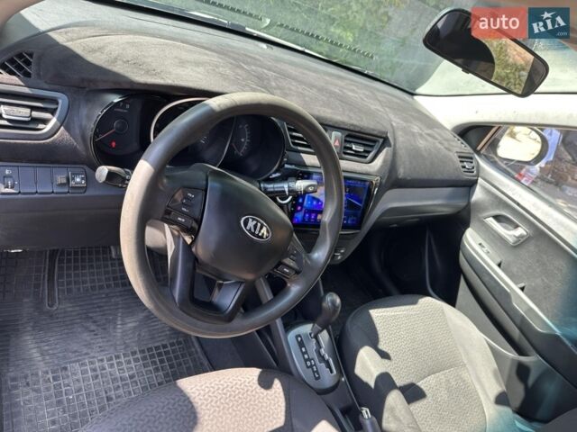 Белый Киа Рио, объемом двигателя 1.4 л и пробегом 270 тыс. км за 7500 $, фото 2 на Automoto.ua