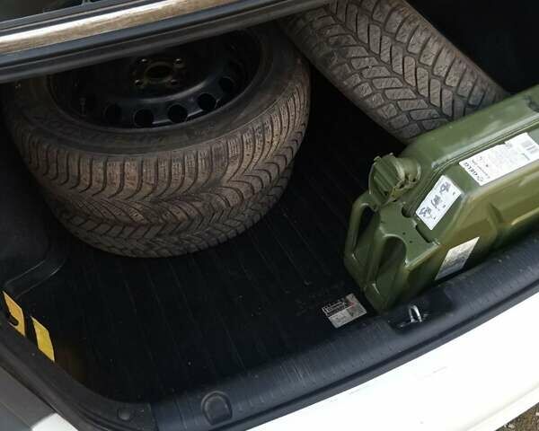 Білий Кіа Ріо, об'ємом двигуна 1.4 л та пробігом 87 тис. км за 8000 $, фото 6 на Automoto.ua