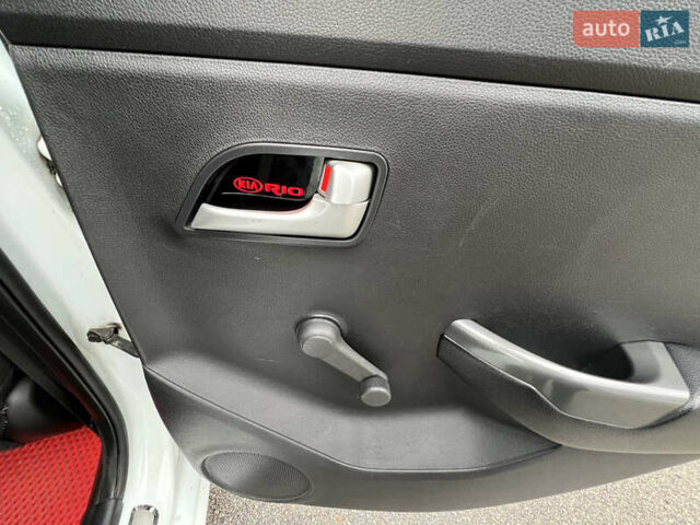 Белый Киа Рио, объемом двигателя 1.4 л и пробегом 246 тыс. км за 6550 $, фото 21 на Automoto.ua