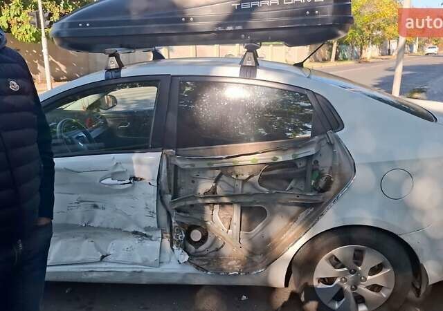 Белый Киа Рио, объемом двигателя 1.4 л и пробегом 108 тыс. км за 4000 $, фото 12 на Automoto.ua