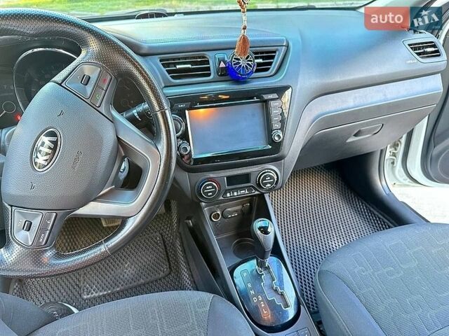 Белый Киа Рио, объемом двигателя 1.6 л и пробегом 135 тыс. км за 9000 $, фото 7 на Automoto.ua