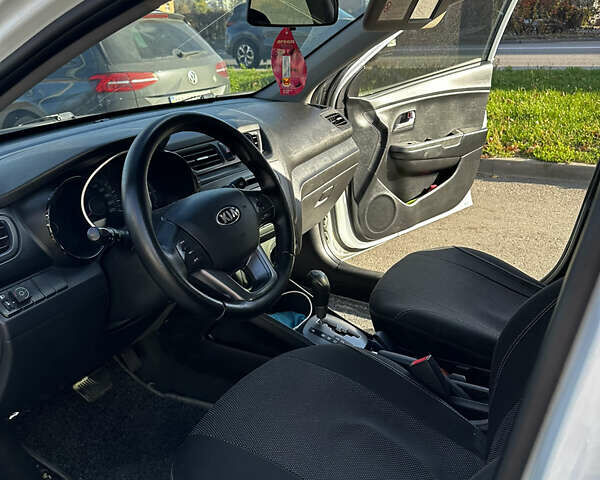 Белый Киа Рио, объемом двигателя 1.4 л и пробегом 214 тыс. км за 8300 $, фото 5 на Automoto.ua