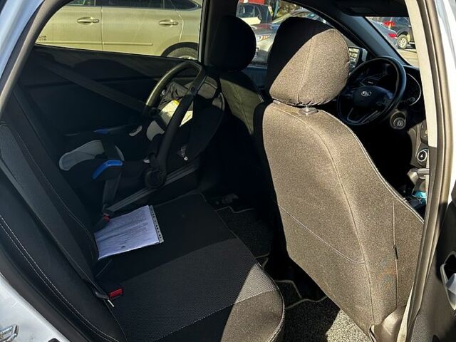 Белый Киа Рио, объемом двигателя 1.4 л и пробегом 214 тыс. км за 8300 $, фото 2 на Automoto.ua