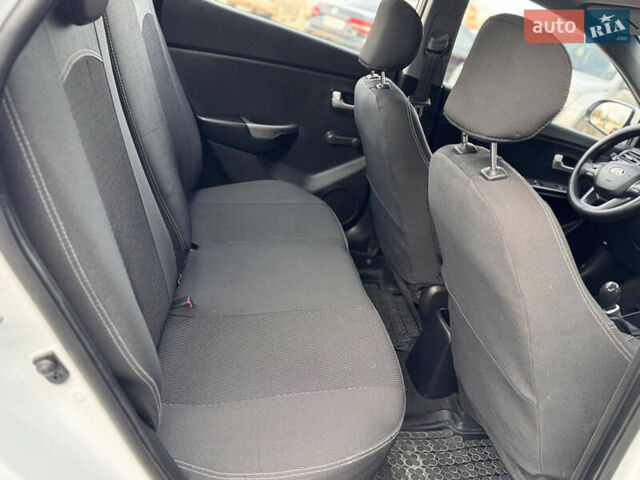 Белый Киа Рио, объемом двигателя 1.4 л и пробегом 169 тыс. км за 6500 $, фото 17 на Automoto.ua