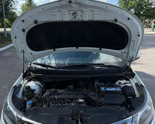 Білий Кіа Ріо, об'ємом двигуна 1.59 л та пробігом 106 тис. км за 8400 $, фото 16 на Automoto.ua