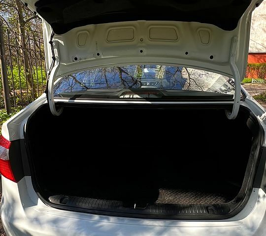 Белый Киа Рио, объемом двигателя 1.4 л и пробегом 176 тыс. км за 8000 $, фото 13 на Automoto.ua