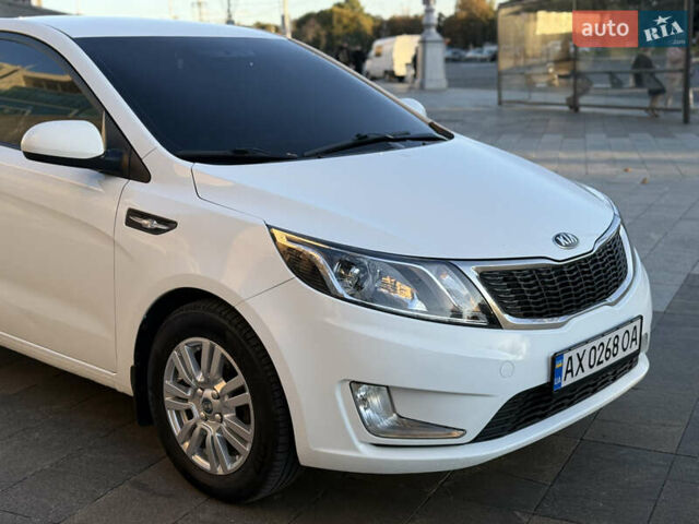 Белый Киа Рио, объемом двигателя 1.4 л и пробегом 185 тыс. км за 6700 $, фото 3 на Automoto.ua