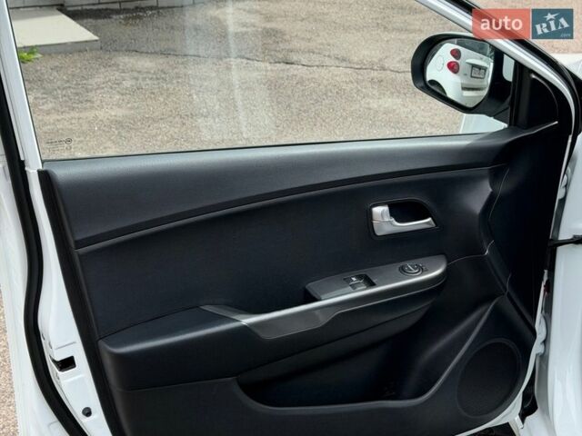 Білий Кіа Ріо, об'ємом двигуна 1.4 л та пробігом 139 тис. км за 8200 $, фото 26 на Automoto.ua