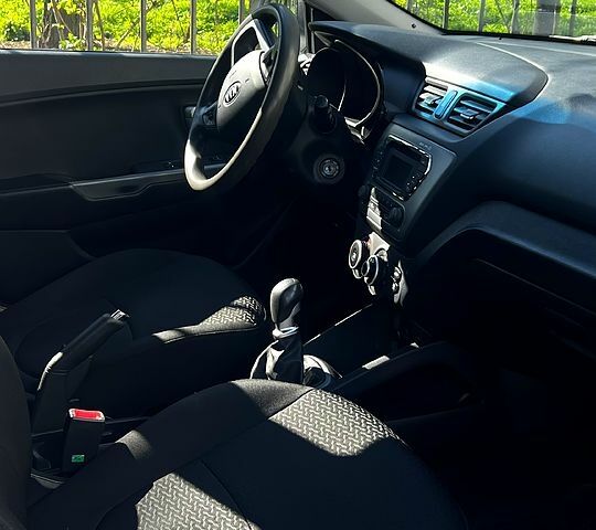 Белый Киа Рио, объемом двигателя 1.4 л и пробегом 176 тыс. км за 8000 $, фото 1 на Automoto.ua