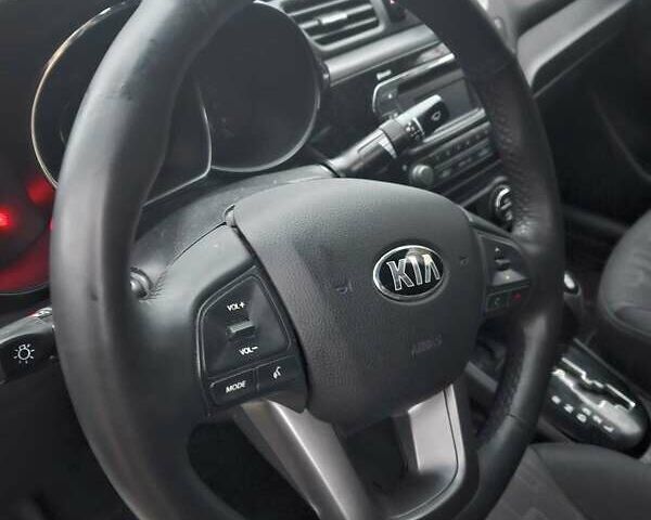 Белый Киа Рио, объемом двигателя 1.59 л и пробегом 125 тыс. км за 7500 $, фото 1 на Automoto.ua