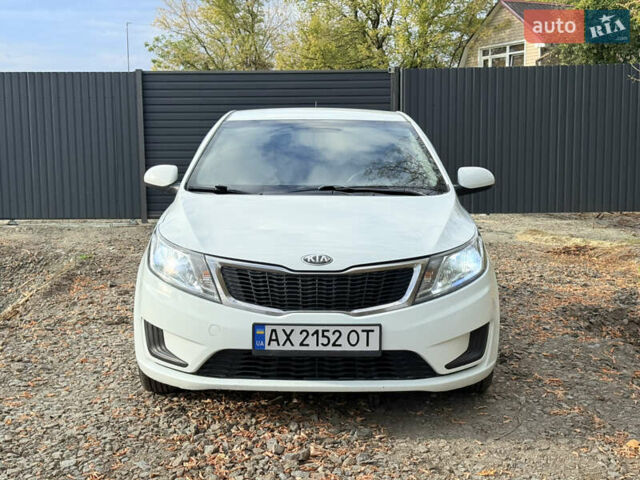 Білий Кіа Ріо, об'ємом двигуна 1.4 л та пробігом 301 тис. км за 6100 $, фото 4 на Automoto.ua