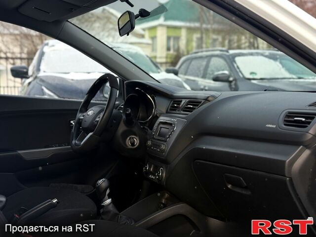 Білий Кіа Ріо, об'ємом двигуна 1.6 л та пробігом 14800 тис. км за 7800 $, фото 10 на Automoto.ua