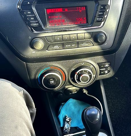 Белый Киа Рио, объемом двигателя 1.4 л и пробегом 214 тыс. км за 8300 $, фото 8 на Automoto.ua