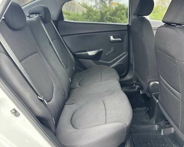 Белый Киа Рио, объемом двигателя 1.4 л и пробегом 140 тыс. км за 7800 $, фото 15 на Automoto.ua