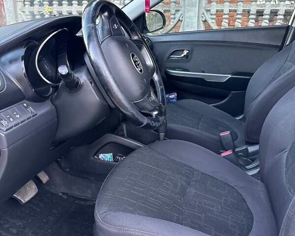 Белый Киа Рио, объемом двигателя 1.59 л и пробегом 222 тыс. км за 8600 $, фото 8 на Automoto.ua