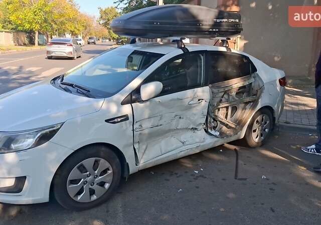 Белый Киа Рио, объемом двигателя 1.4 л и пробегом 108 тыс. км за 4000 $, фото 5 на Automoto.ua