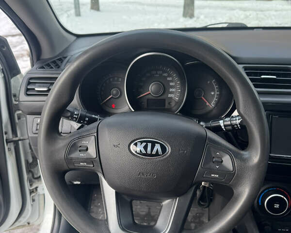 Белый Киа Рио, объемом двигателя 1.4 л и пробегом 178 тыс. км за 7500 $, фото 18 на Automoto.ua