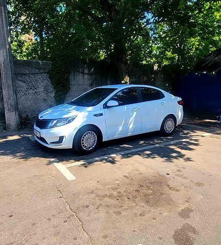 Білий Кіа Ріо, об'ємом двигуна 1.4 л та пробігом 263 тис. км за 7700 $, фото 4 на Automoto.ua