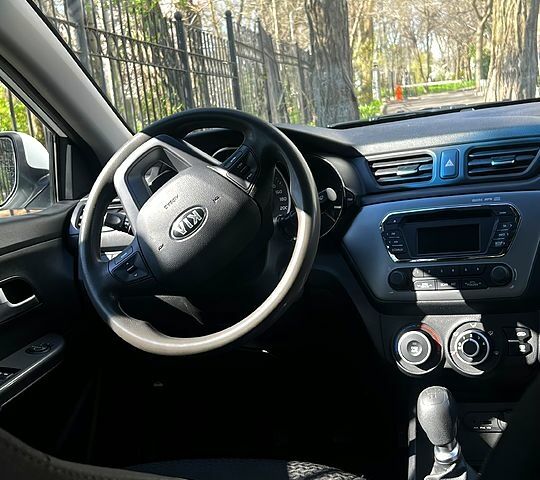 Белый Киа Рио, объемом двигателя 1.4 л и пробегом 176 тыс. км за 8000 $, фото 5 на Automoto.ua