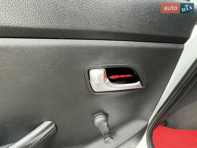 Белый Киа Рио, объемом двигателя 1.4 л и пробегом 246 тыс. км за 6550 $, фото 18 на Automoto.ua