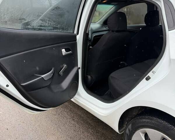 Белый Киа Рио, объемом двигателя 1.4 л и пробегом 189 тыс. км за 7350 $, фото 7 на Automoto.ua