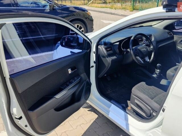 Белый Киа Рио, объемом двигателя 1.59 л и пробегом 130 тыс. км за 7400 $, фото 49 на Automoto.ua