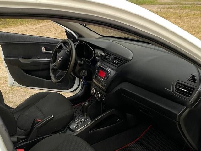 Білий Кіа Ріо, об'ємом двигуна 1.4 л та пробігом 258 тис. км за 6200 $, фото 7 на Automoto.ua