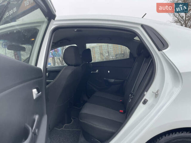 Білий Кіа Ріо, об'ємом двигуна 1.4 л та пробігом 216 тис. км за 7850 $, фото 27 на Automoto.ua