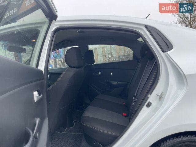 Белый Киа Рио, объемом двигателя 1.4 л и пробегом 216 тыс. км за 7400 $, фото 23 на Automoto.ua