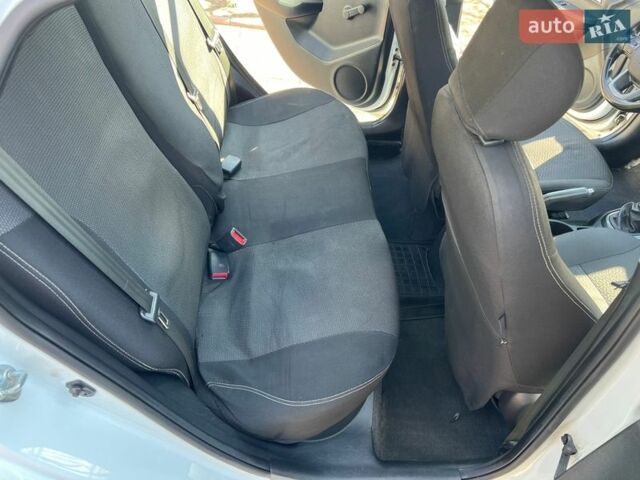 Білий Кіа Ріо, об'ємом двигуна 1.4 л та пробігом 210 тис. км за 5800 $, фото 12 на Automoto.ua