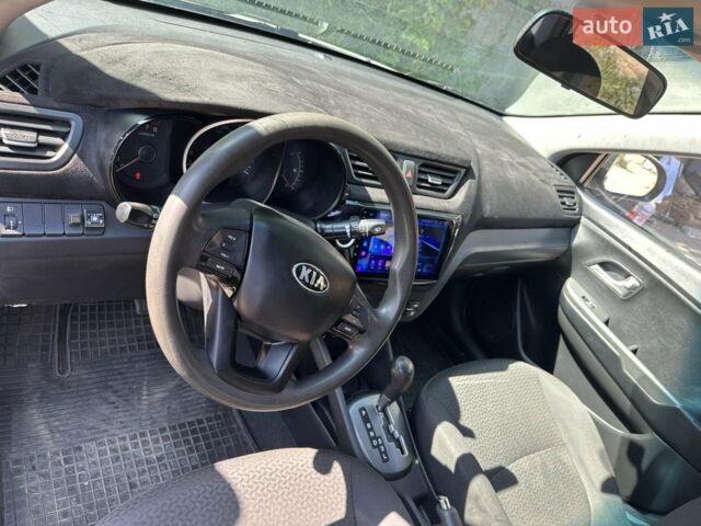 Белый Киа Рио, объемом двигателя 1.4 л и пробегом 270 тыс. км за 7500 $, фото 2 на Automoto.ua