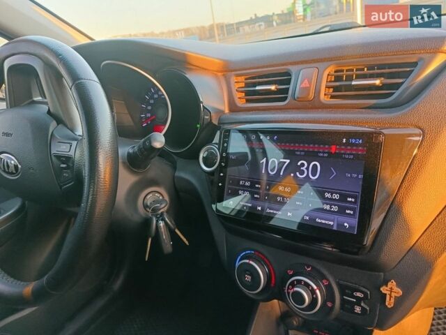 Білий Кіа Ріо, об'ємом двигуна 1.4 л та пробігом 160 тис. км за 7700 $, фото 11 на Automoto.ua