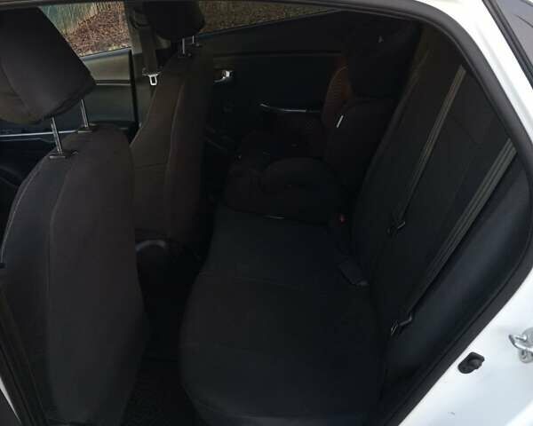 Білий Кіа Ріо, об'ємом двигуна 1.4 л та пробігом 87 тис. км за 8000 $, фото 11 на Automoto.ua