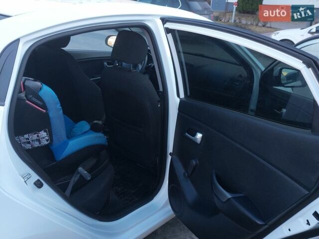 Білий Кіа Ріо, об'ємом двигуна 1.4 л та пробігом 139 тис. км за 7000 $, фото 4 на Automoto.ua