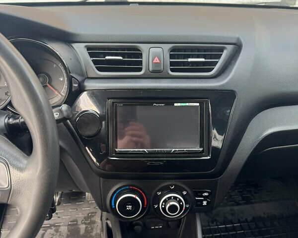 Белый Киа Рио, объемом двигателя 1.4 л и пробегом 178 тыс. км за 7500 $, фото 17 на Automoto.ua