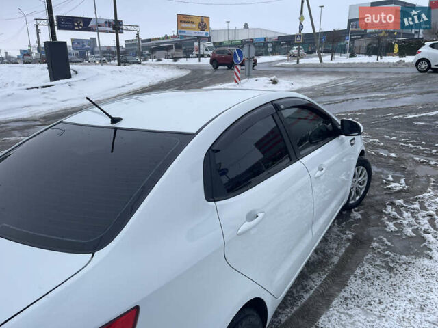 Білий Кіа Ріо, об'ємом двигуна 1.4 л та пробігом 216 тис. км за 7850 $, фото 18 на Automoto.ua