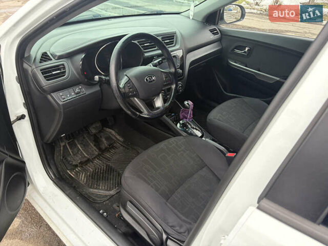 Белый Киа Рио, объемом двигателя 1.59 л и пробегом 156 тыс. км за 8500 $, фото 2 на Automoto.ua