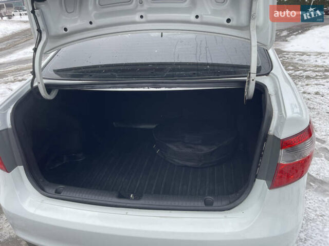 Білий Кіа Ріо, об'ємом двигуна 1.4 л та пробігом 216 тис. км за 7850 $, фото 38 на Automoto.ua