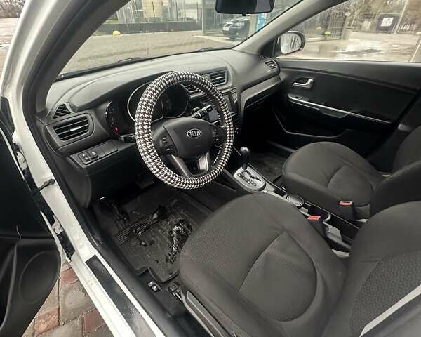 Білий Кіа Ріо, об'ємом двигуна 1.4 л та пробігом 121 тис. км за 8700 $, фото 6 на Automoto.ua
